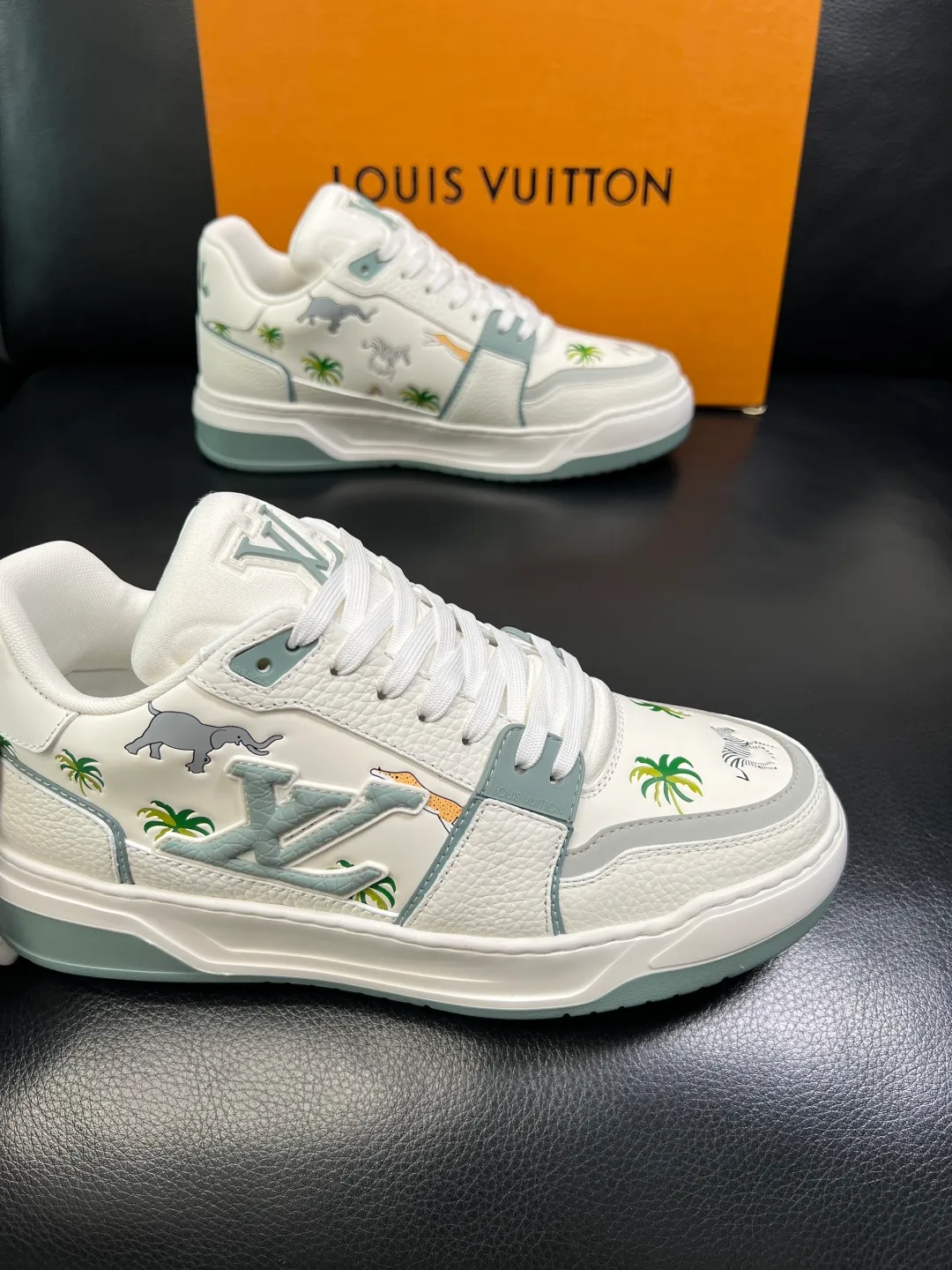 Men's shoes 💰 940 Lv high quality top crafts Louis Vuitton, sports sneakers counter synchronization, uppers imported from Italy, high-quality splicing colorful complex crafts, imported mesh pads soft and comfortable, soles: original soles specially provided by the original factory, T men's shoes 💰U exclusive movable molded soles super comfortable, original factory single goods, code number 39-44 (customized 38 45)